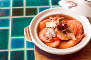 Poached Live Prawns with Chinese Wine & Herbs in Claypot